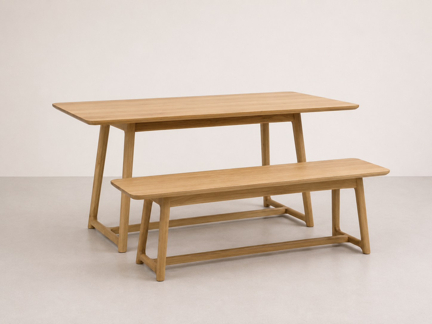 Halo oak solid table